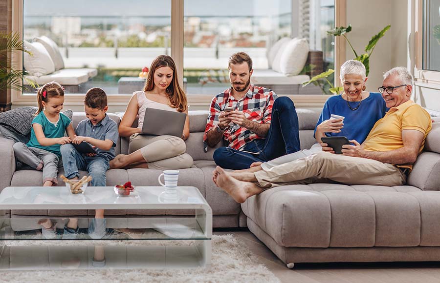 Famille utilisant plusieurs appareils simultanément – connexion fibre point-à-point dédiée sur le réseau Pully4net à Pully